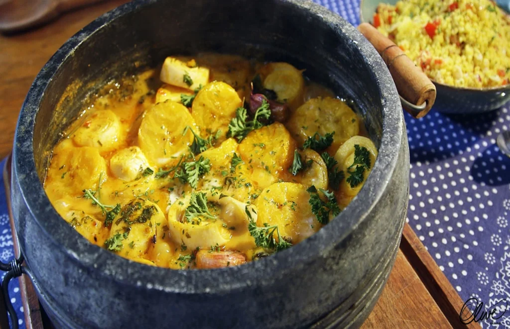 Moqueca de banana servida em panela de pedra.