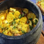 Moqueca de banana servida em panela de pedra.