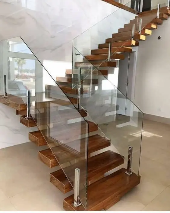 Escada em L com piso madeirado e guarda-corpo em vidro - Pinterest