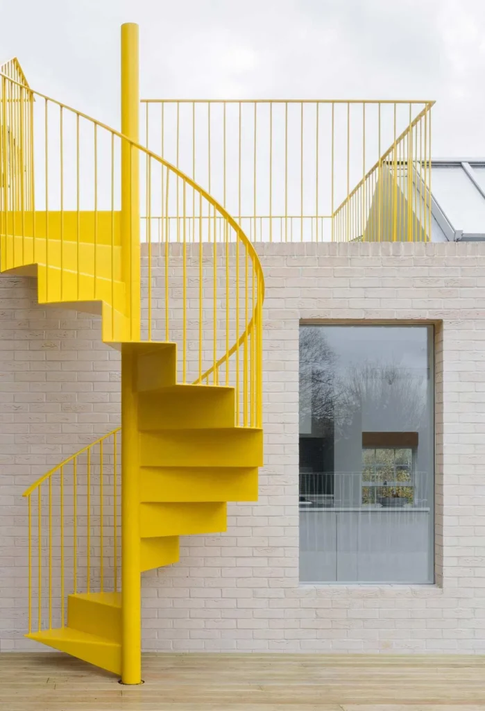 Escada espiral ou helicoidal como ponto de cor amarelo - Pinterest