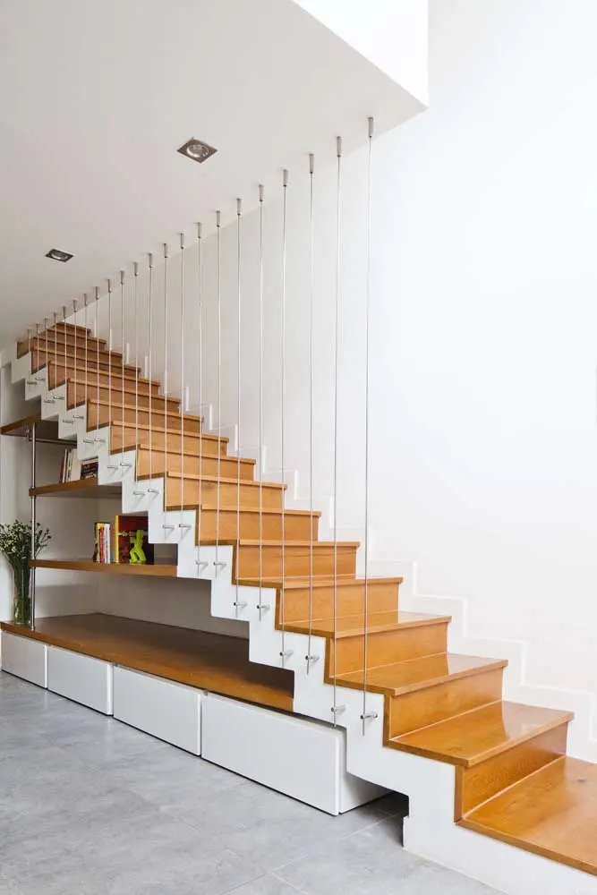 escada reta com piso madeirado