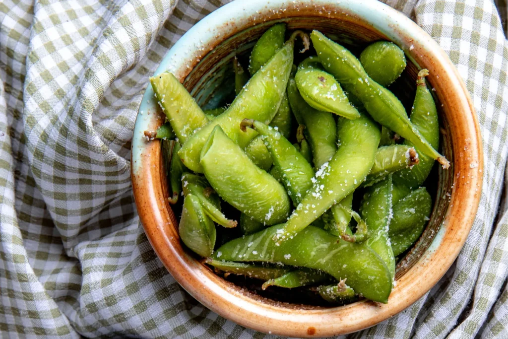 Edamame ou soja verde servido em recipiente de cerâmica.