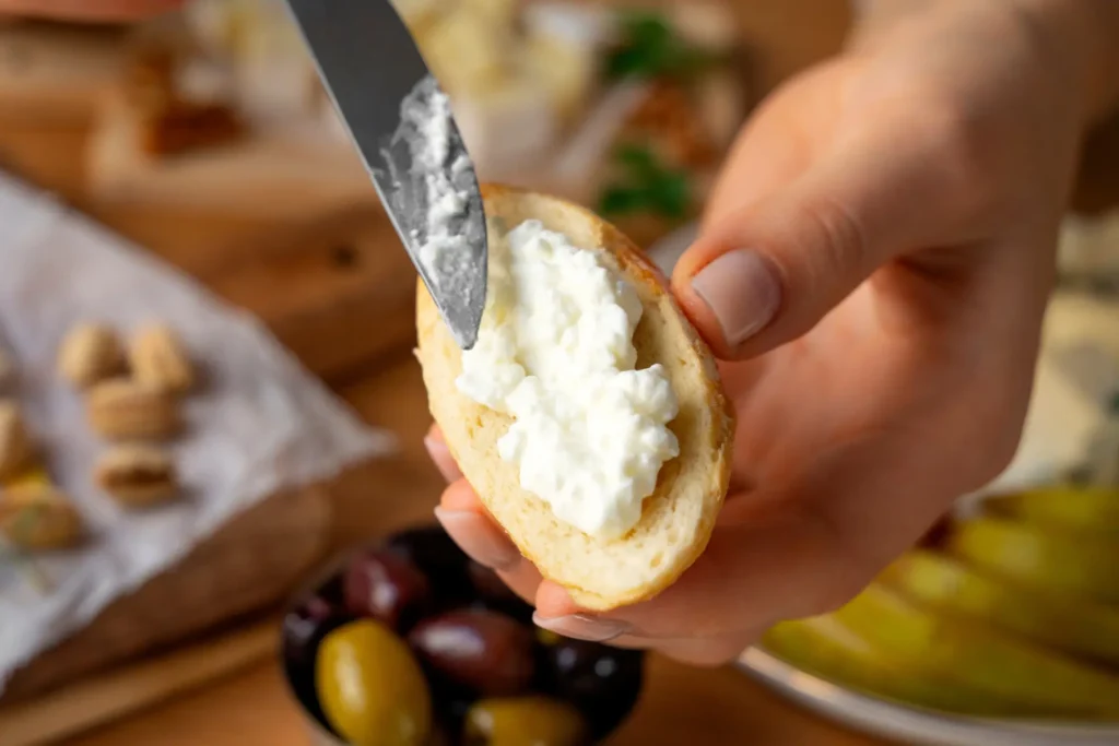 Mascarpone servido em torrada.