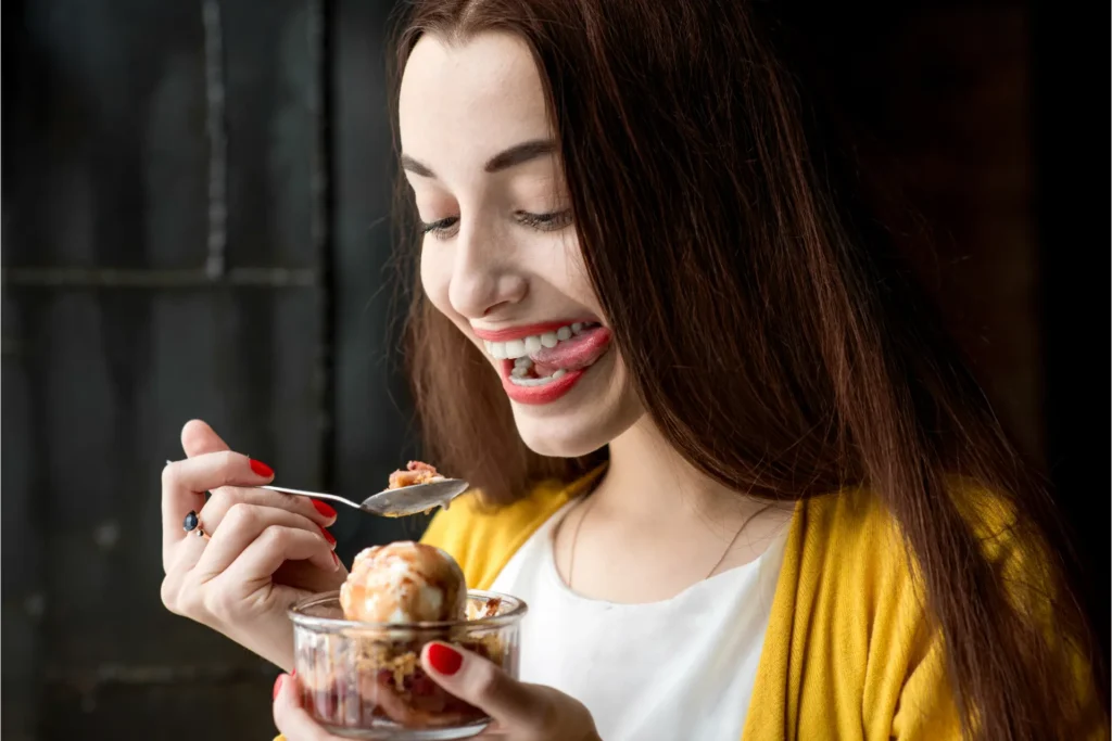 Mulher comendo sobremesa fácil de fazer