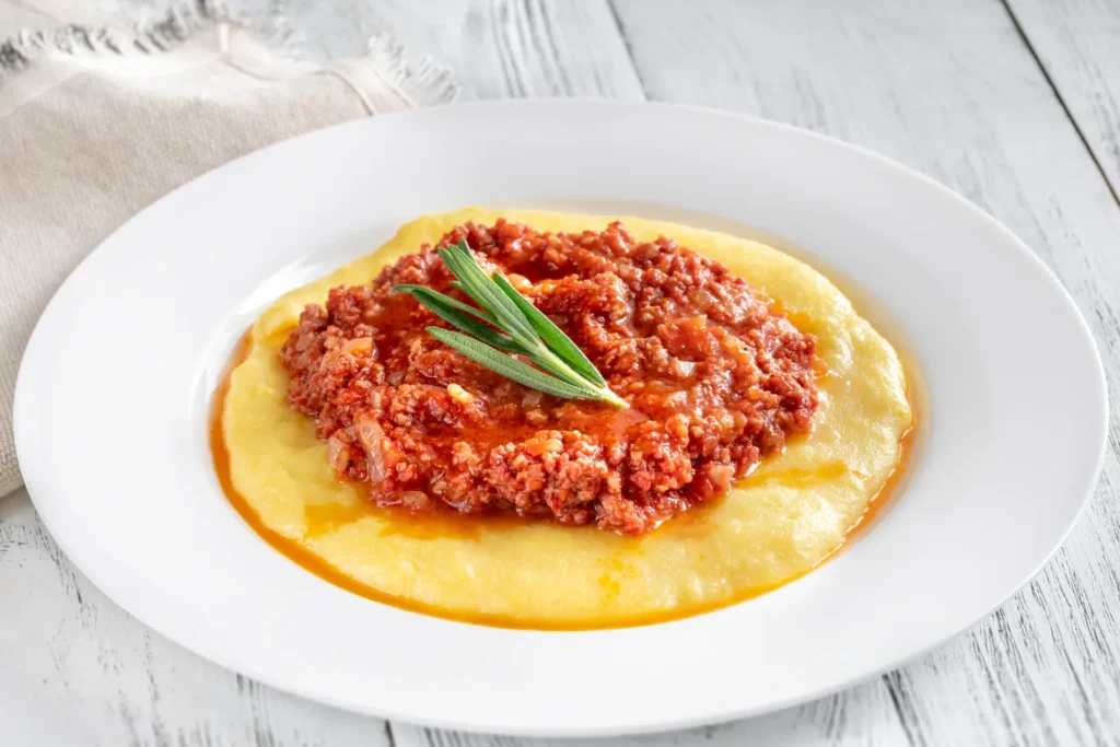 polenta com ragu de calabresa