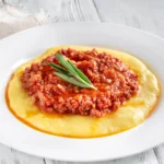 polenta com ragu de calabresa