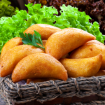 Pastel de angu recheado com queijo