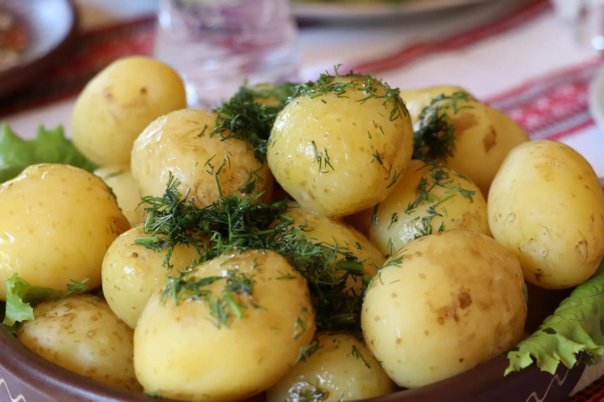 receita com batatas cozidas inteiras e tempero verde