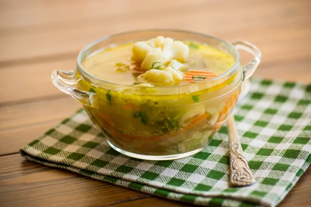 Caldo de frango com mandioca ou batata