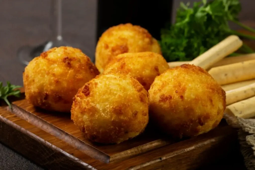 Bolinho de camarão em tábua de madeira.