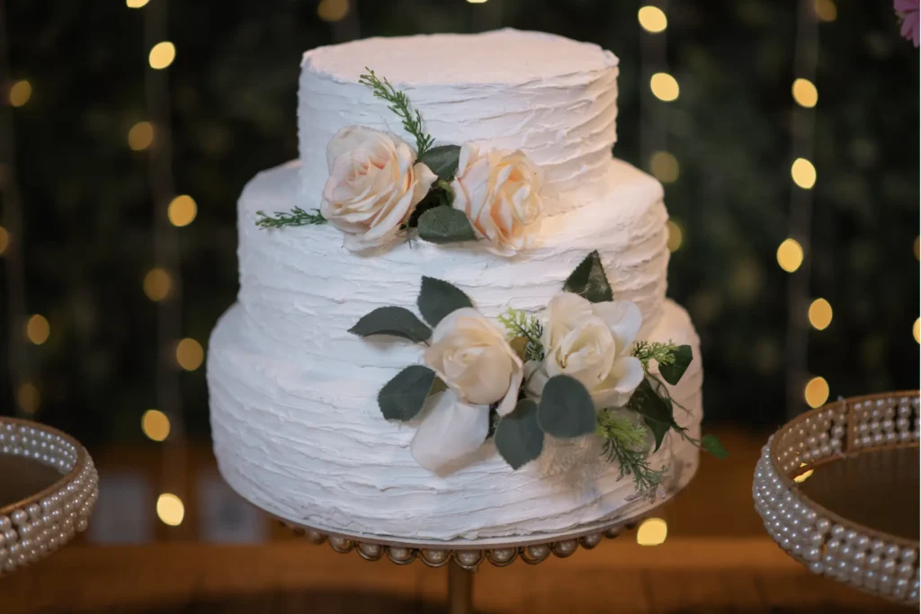 Bolo de casamento minimalista.