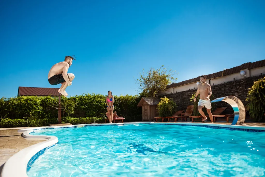 Ideias de design para integrar sua piscina de fibra