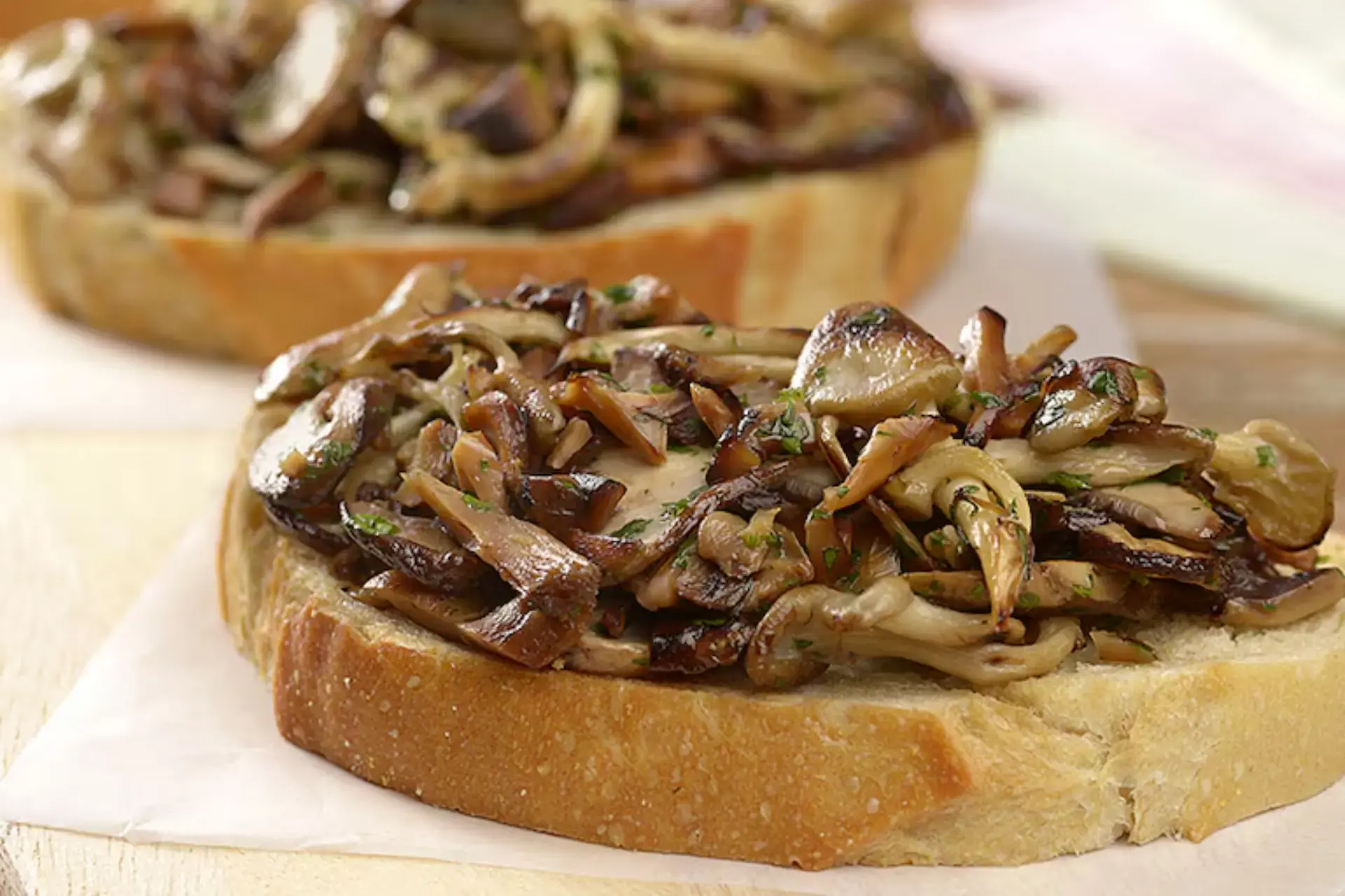 Bruschetta de cogumelo servida.