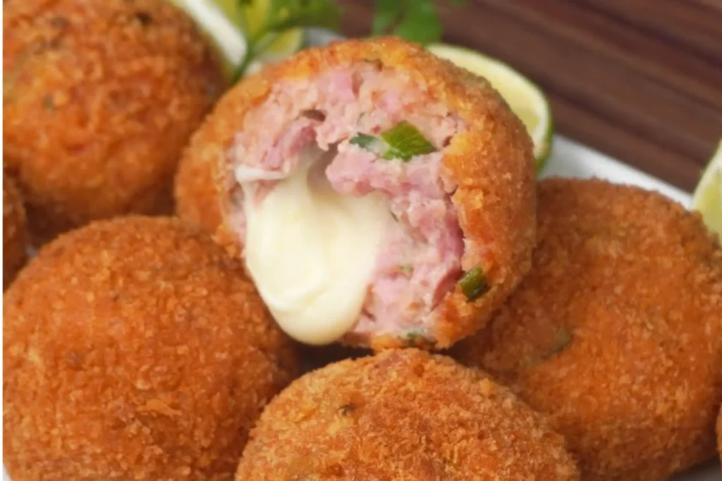 Bolinhos de linguiça e queijo