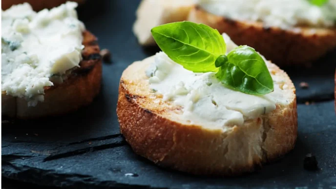 Canapé de ricota com azeitona.