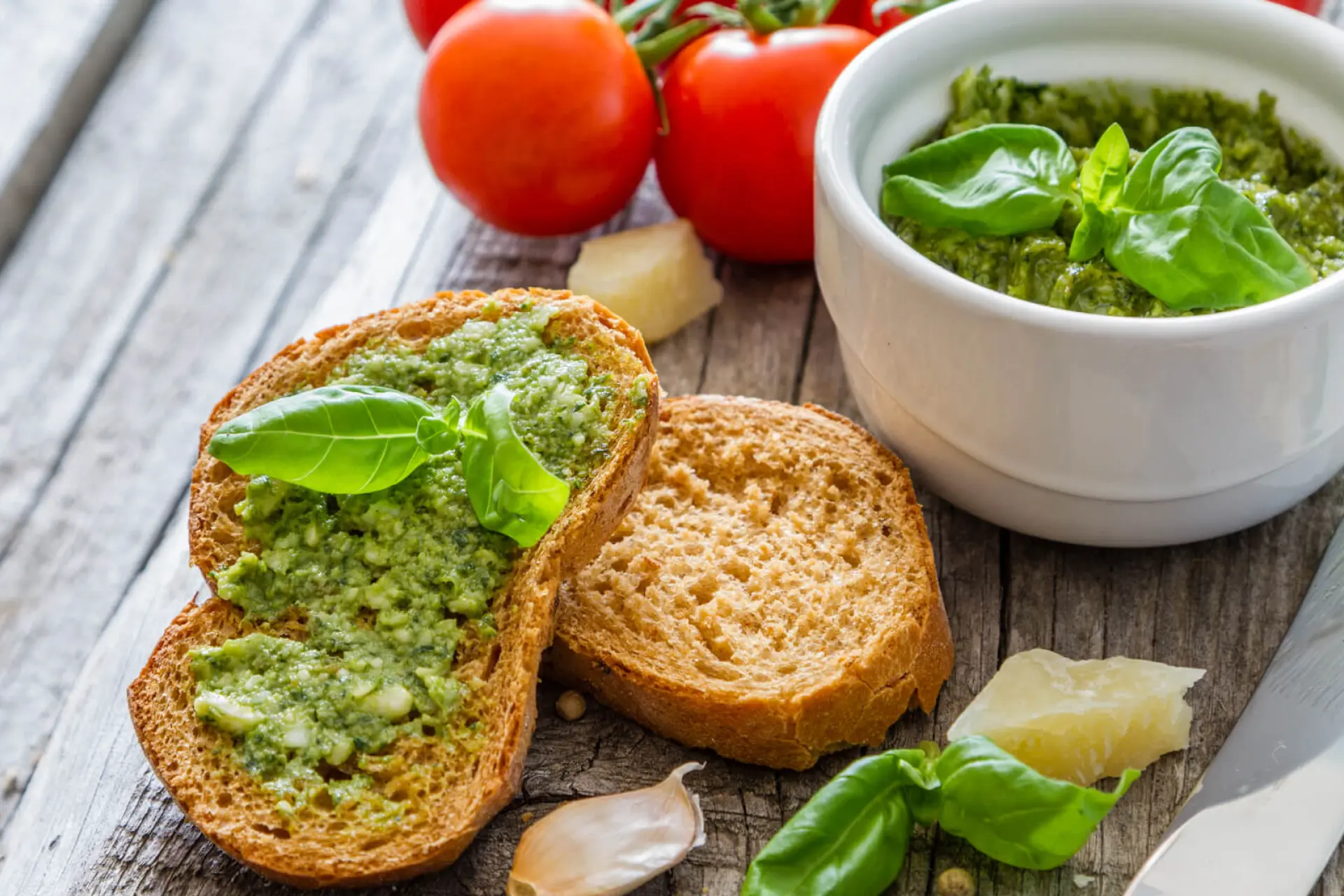 Pão com pesto.