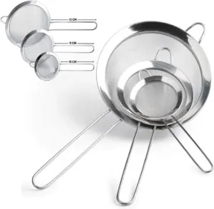 Jogo 3 Peneiras em Aço Inox Resistente Luxo Para Coar Polvilhar Versátil, Durável, com Suporte para Panelas e Travessas, Resistente a Temperaturas e de Fácil Manuseio